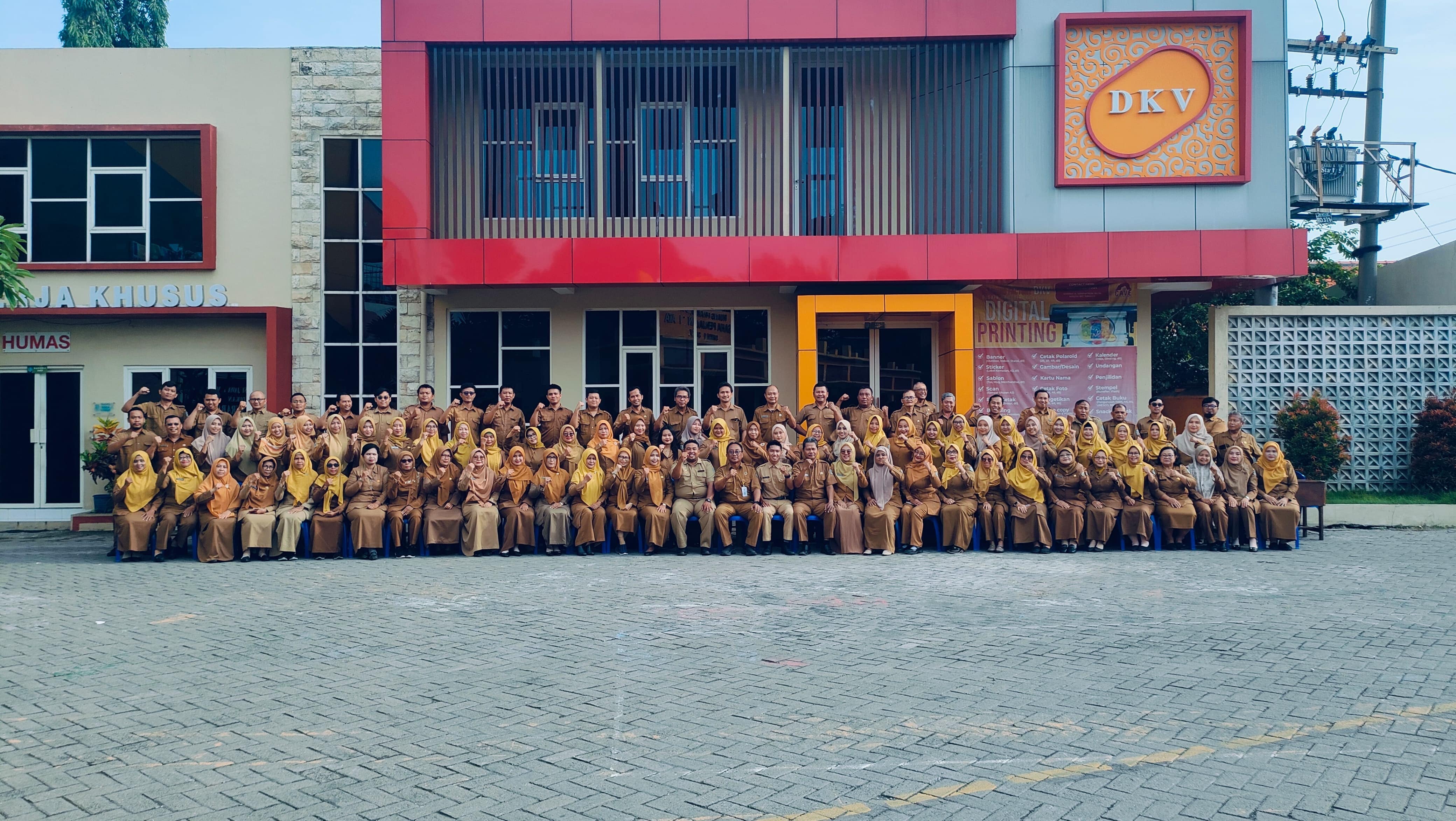 Keluarga besar SMKN 10 Surabaya